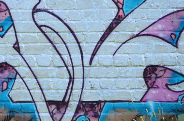 Grafiti çizimler parçası. Eski duvar boya lekeleri sokak sanatı kültür tarzı ile dekore edilmiştir. Mor tonlarında renkli arka plan doku.