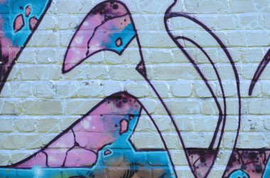 Grafiti çizimler parçası. Eski duvar boya lekeleri sokak sanatı kültür tarzı ile dekore edilmiştir. Mor tonlarında renkli arka plan doku.