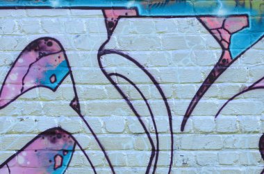 Grafiti çizimler parçası. Eski duvar boya lekeleri sokak sanatı kültür tarzı ile dekore edilmiştir. Mor tonlarında renkli arka plan doku.