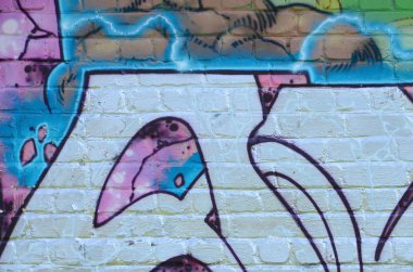 Grafiti çizimler parçası. Eski duvar boya lekeleri sokak sanatı kültür tarzı ile dekore edilmiştir. Mor tonlarında renkli arka plan doku.