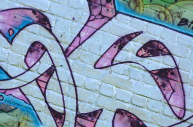 Grafiti çizimler parçası. Eski duvar boya lekeleri sokak sanatı kültür tarzı ile dekore edilmiştir. Mor tonlarında renkli arka plan doku.