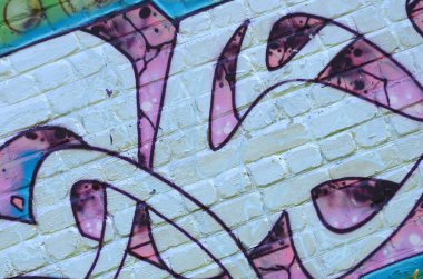 Grafiti çizimler parçası. Eski duvar boya lekeleri sokak sanatı kültür tarzı ile dekore edilmiştir. Mor tonlarında renkli arka plan doku.