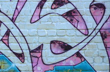 Grafiti çizimler parçası. Eski duvar boya lekeleri sokak sanatı kültür tarzı ile dekore edilmiştir. Mor tonlarında renkli arka plan doku.