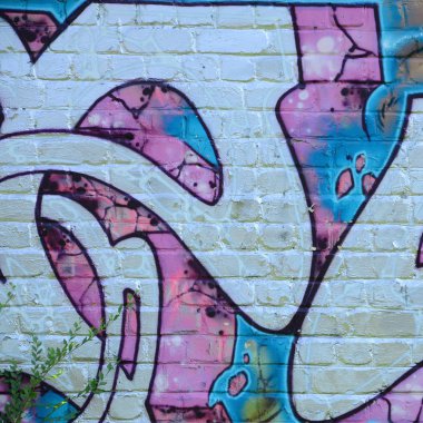 Grafiti çizimler parçası. Eski duvar boya lekeleri sokak sanatı kültür tarzı ile dekore edilmiştir. Mor tonlarında renkli arka plan doku.