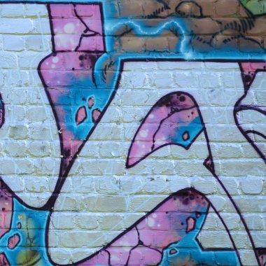 Grafiti çizimler parçası. Eski duvar boya lekeleri sokak sanatı kültür tarzı ile dekore edilmiştir. Mor tonlarında renkli arka plan doku.