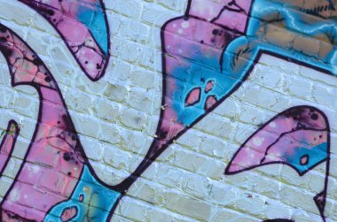 Grafiti çizimler parçası. Eski duvar boya lekeleri sokak sanatı kültür tarzı ile dekore edilmiştir. Mor tonlarında renkli arka plan doku.