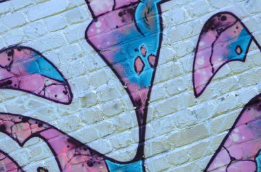 Grafiti çizimler parçası. Eski duvar boya lekeleri sokak sanatı kültür tarzı ile dekore edilmiştir. Mor tonlarında renkli arka plan doku.