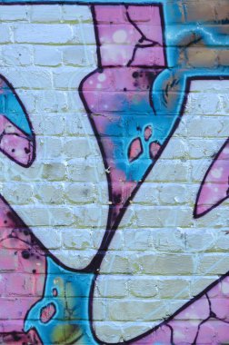 Grafiti çizimler parçası. Eski duvar boya lekeleri sokak sanatı kültür tarzı ile dekore edilmiştir. Mor tonlarında renkli arka plan doku.