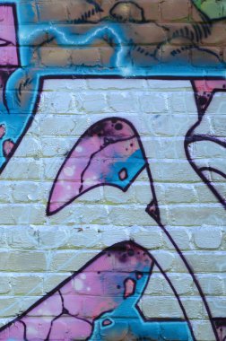 Grafiti çizimler parçası. Eski duvar boya lekeleri sokak sanatı kültür tarzı ile dekore edilmiştir. Mor tonlarında renkli arka plan doku.
