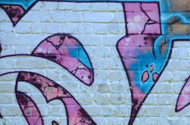 Grafiti çizimler parçası. Eski duvar boya lekeleri sokak sanatı kültür tarzı ile dekore edilmiştir. Mor tonlarında renkli arka plan doku.