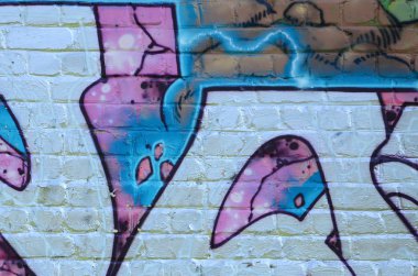 Grafiti çizimler parçası. Eski duvar boya lekeleri sokak sanatı kültür tarzı ile dekore edilmiştir. Mor tonlarında renkli arka plan doku.