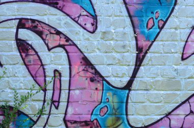 Grafiti çizimler parçası. Eski duvar boya lekeleri sokak sanatı kültür tarzı ile dekore edilmiştir. Mor tonlarında renkli arka plan doku.