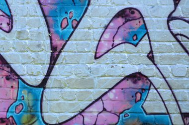 Grafiti çizimler parçası. Eski duvar boya lekeleri sokak sanatı kültür tarzı ile dekore edilmiştir. Mor tonlarında renkli arka plan doku.