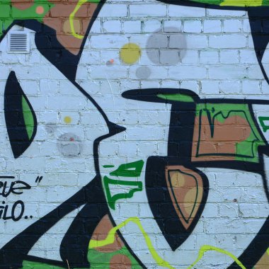 Grafiti çizimler parçası. Eski duvar boya lekeleri sokak sanatı kültür tarzı ile dekore edilmiştir. Yeşil tonlarında renkli arka plan doku.