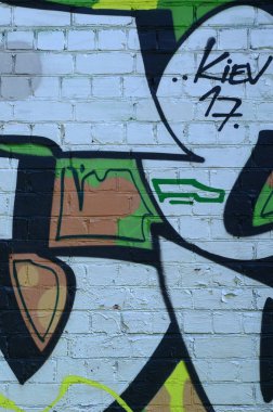 Grafiti çizimler parçası. Eski duvar boya lekeleri sokak sanatı kültür tarzı ile dekore edilmiştir. Yeşil tonlarında renkli arka plan doku.