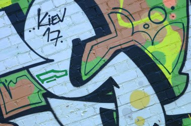 Grafiti çizimler parçası. Eski duvar boya lekeleri sokak sanatı kültür tarzı ile dekore edilmiştir. Yeşil tonlarında renkli arka plan doku.