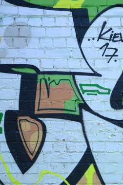 Grafiti çizimler parçası. Eski duvar boya lekeleri sokak sanatı kültür tarzı ile dekore edilmiştir. Yeşil tonlarında renkli arka plan doku.