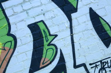 Grafiti çizimler parçası. Eski duvar boya lekeleri sokak sanatı kültür tarzı ile dekore edilmiştir. Yeşil tonlarında renkli arka plan doku.