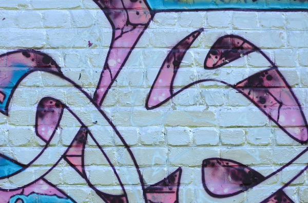 Grafiti çizimler parçası. Eski duvar boya lekeleri sokak sanatı kültür tarzı ile dekore edilmiştir. Mor tonlarında renkli arka plan doku.