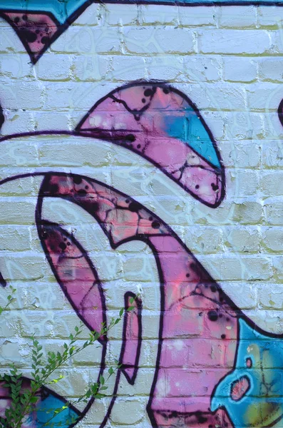 Grafiti çizimler parçası. Eski duvar boya lekeleri sokak sanatı kültür tarzı ile dekore edilmiştir. Mor tonlarında renkli arka plan doku.