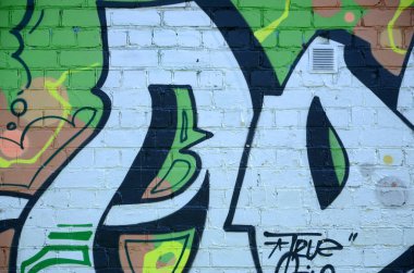 Grafiti çizimler parçası. Eski duvar boya lekeleri sokak sanatı kültür tarzı ile dekore edilmiştir. Yeşil tonlarında renkli arka plan doku.