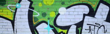 Grafiti çizimler parçası. Eski duvar boya lekeleri sokak sanatı kültür tarzı ile dekore edilmiştir. Yeşil tonlarında renkli arka plan doku.