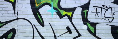 Grafiti çizimler parçası. Eski duvar boya lekeleri sokak sanatı kültür tarzı ile dekore edilmiştir. Yeşil tonlarında renkli arka plan doku.