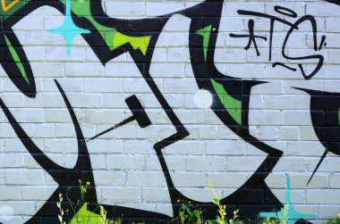 Grafiti çizimler parçası. Eski duvar boya lekeleri sokak sanatı kültür tarzı ile dekore edilmiştir. Yeşil tonlarında renkli arka plan doku.