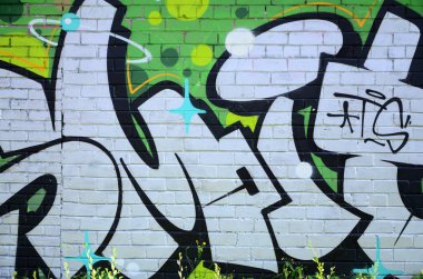 Grafiti çizimler parçası. Eski duvar boya lekeleri sokak sanatı kültür tarzı ile dekore edilmiştir. Yeşil tonlarında renkli arka plan doku.