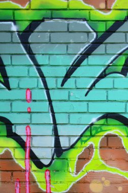 Grafiti çizimler parçası. Eski duvar boya lekeleri sokak sanatı kültür tarzı ile dekore edilmiştir. Yeşil tonlarında renkli arka plan doku.