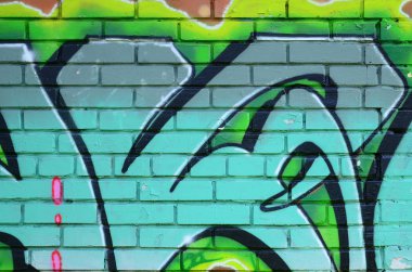 Grafiti çizimler parçası. Eski duvar boya lekeleri sokak sanatı kültür tarzı ile dekore edilmiştir. Yeşil tonlarında renkli arka plan doku.