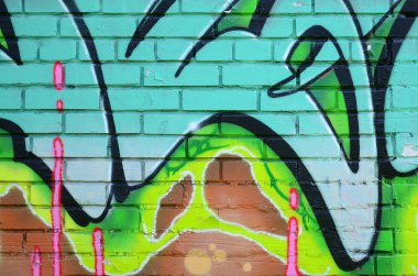 Grafiti çizimler parçası. Eski duvar boya lekeleri sokak sanatı kültür tarzı ile dekore edilmiştir. Yeşil tonlarında renkli arka plan doku.