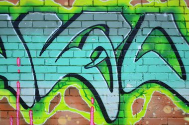 Grafiti çizimler parçası. Eski duvar boya lekeleri sokak sanatı kültür tarzı ile dekore edilmiştir. Yeşil tonlarında renkli arka plan doku.