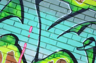 Grafiti çizimler parçası. Eski duvar boya lekeleri sokak sanatı kültür tarzı ile dekore edilmiştir. Yeşil tonlarında renkli arka plan doku.