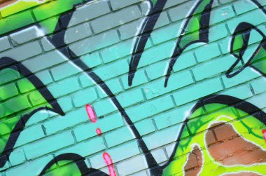 Grafiti çizimler parçası. Eski duvar boya lekeleri sokak sanatı kültür tarzı ile dekore edilmiştir. Yeşil tonlarında renkli arka plan doku.