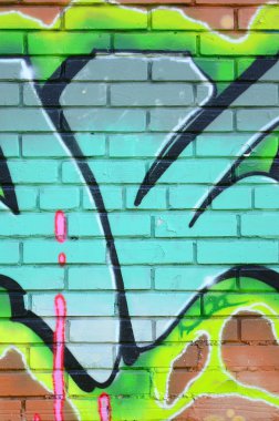 Grafiti çizimler parçası. Eski duvar boya lekeleri sokak sanatı kültür tarzı ile dekore edilmiştir. Yeşil tonlarında renkli arka plan doku.