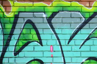 Grafiti çizimler parçası. Eski duvar boya lekeleri sokak sanatı kültür tarzı ile dekore edilmiştir. Yeşil tonlarında renkli arka plan doku.