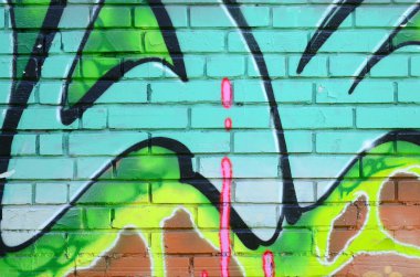 Grafiti çizimler parçası. Eski duvar boya lekeleri sokak sanatı kültür tarzı ile dekore edilmiştir. Yeşil tonlarında renkli arka plan doku.