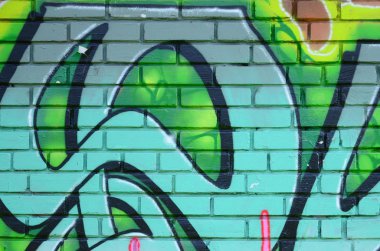 Grafiti çizimler parçası. Eski duvar boya lekeleri sokak sanatı kültür tarzı ile dekore edilmiştir. Yeşil tonlarında renkli arka plan doku.