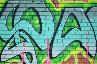 Grafiti çizimler parçası. Eski duvar boya lekeleri sokak sanatı kültür tarzı ile dekore edilmiştir. Yeşil tonlarında renkli arka plan doku.