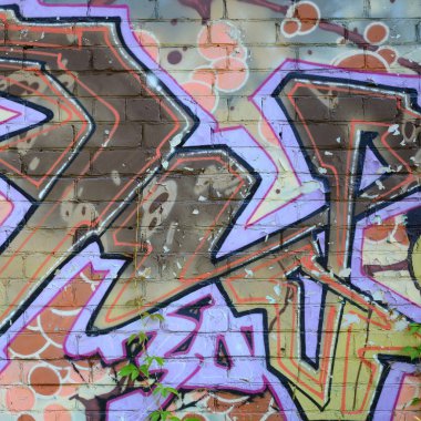 Grafiti çizimler parçası. Eski duvar boya lekeleri sokak sanatı kültür tarzı ile dekore edilmiştir. Renkli arka plan doku sıcak tonları içinde.