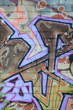 Grafiti çizimler parçası. Eski duvar boya lekeleri sokak sanatı kültür tarzı ile dekore edilmiştir. Renkli arka plan doku sıcak tonları içinde.