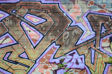 Grafiti çizimler parçası. Eski duvar boya lekeleri sokak sanatı kültür tarzı ile dekore edilmiştir. Renkli arka plan doku sıcak tonları içinde.