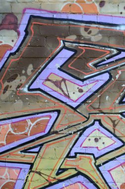 Grafiti çizimler parçası. Eski duvar boya lekeleri sokak sanatı kültür tarzı ile dekore edilmiştir. Renkli arka plan doku sıcak tonları içinde.