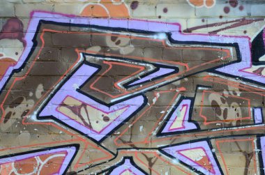 Grafiti çizimler parçası. Eski duvar boya lekeleri sokak sanatı kültür tarzı ile dekore edilmiştir. Renkli arka plan doku sıcak tonları içinde.