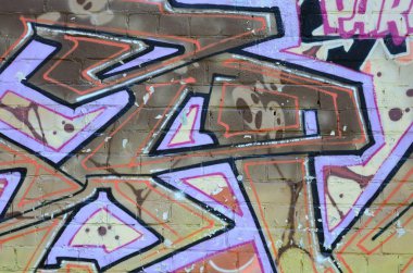 Grafiti çizimler parçası. Eski duvar boya lekeleri sokak sanatı kültür tarzı ile dekore edilmiştir. Renkli arka plan doku sıcak tonları içinde.