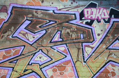 Grafiti çizimler parçası. Eski duvar boya lekeleri sokak sanatı kültür tarzı ile dekore edilmiştir. Renkli arka plan doku sıcak tonları içinde.