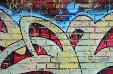 Grafiti çizimler parçası. Eski duvar boya lekeleri sokak sanatı kültür tarzı ile dekore edilmiştir. Renkli arka plan doku sıcak tonları içinde.