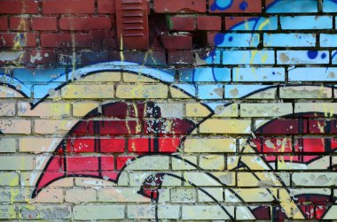 Grafiti çizimler parçası. Eski duvar boya lekeleri sokak sanatı kültür tarzı ile dekore edilmiştir. Renkli arka plan doku sıcak tonları içinde.