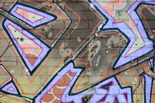 Grafiti çizimler parçası. Eski duvar boya lekeleri sokak sanatı kültür tarzı ile dekore edilmiştir. Renkli arka plan doku sıcak tonları içinde.